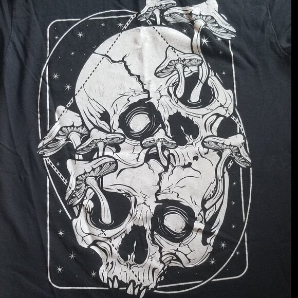 Mushroom and skull tshirt - Picture 2 of 3